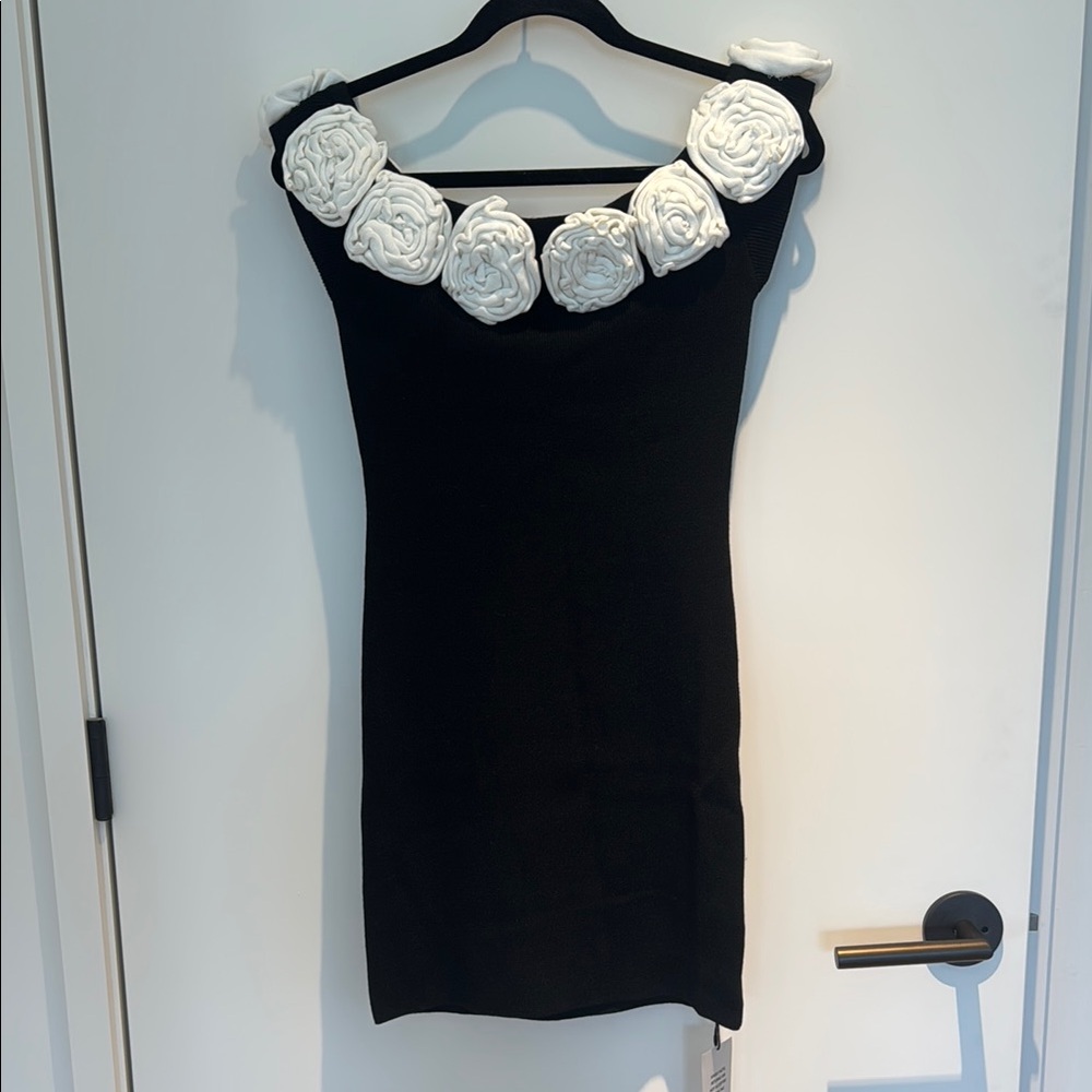 *NWT* Mini Off the Shoulder Dress with White Flower Detail Size Medium in Black